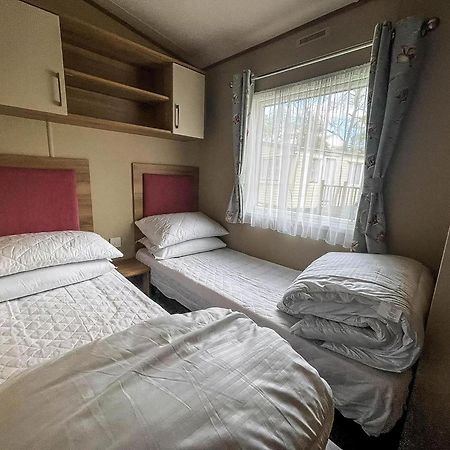 Lovely 6 Berth Caravan With Decking At Carlton Meres In Suffolk Ref 60058M Saxmundham Zewnętrze zdjęcie