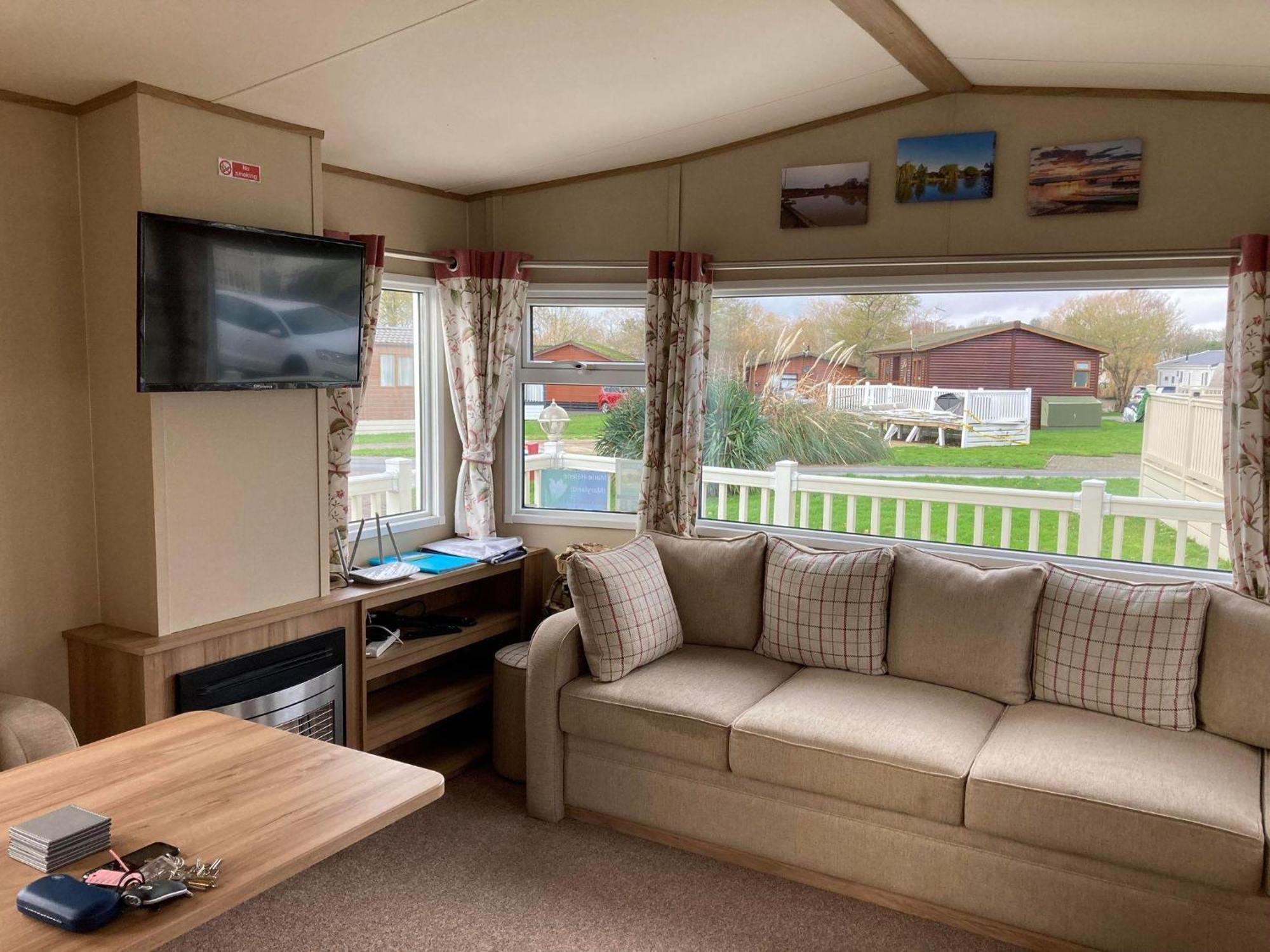 Lovely 6 Berth Caravan With Decking At Carlton Meres In Suffolk Ref 60058M Saxmundham Zewnętrze zdjęcie