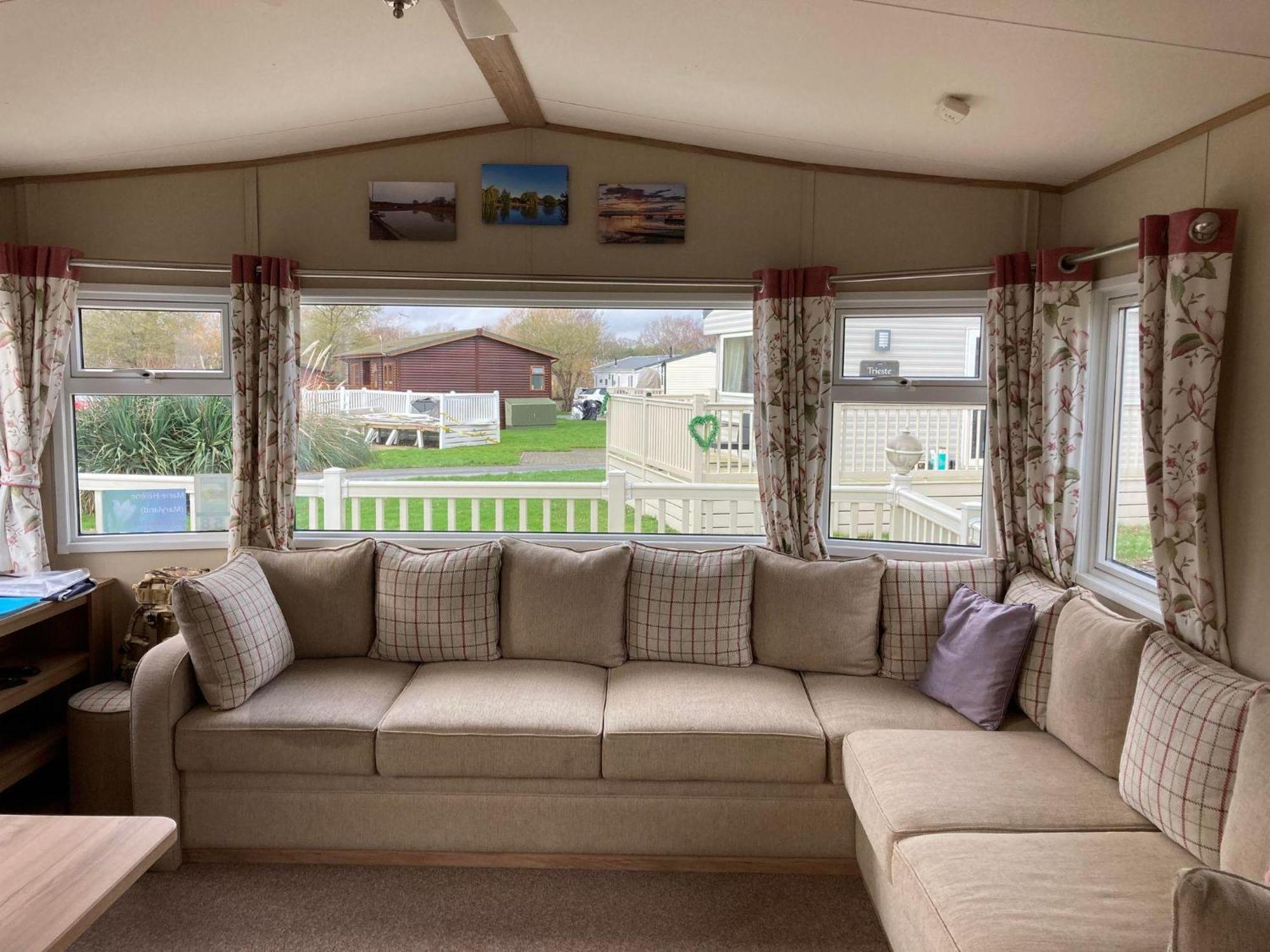 Lovely 6 Berth Caravan With Decking At Carlton Meres In Suffolk Ref 60058M Saxmundham Zewnętrze zdjęcie
