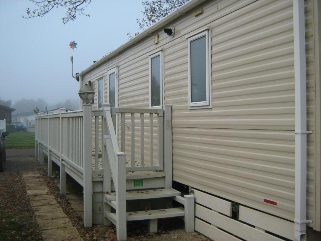 Lovely 6 Berth Caravan With Decking At Carlton Meres In Suffolk Ref 60058M Saxmundham Zewnętrze zdjęcie