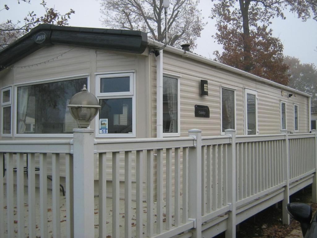 Lovely 6 Berth Caravan With Decking At Carlton Meres In Suffolk Ref 60058M Saxmundham Zewnętrze zdjęcie