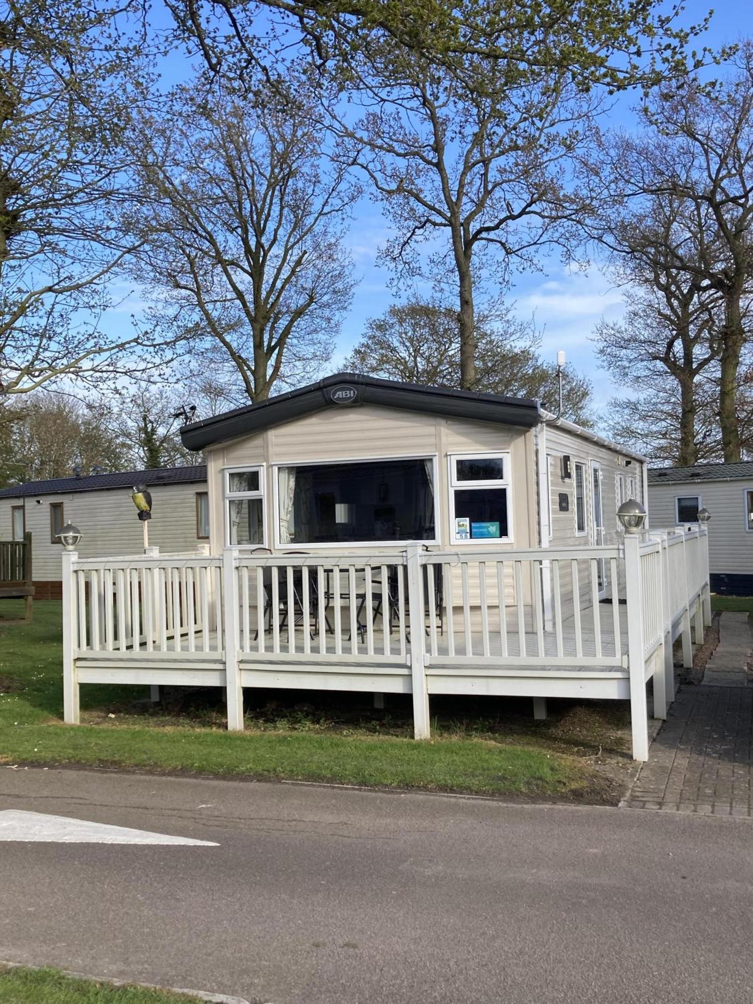 Lovely 6 Berth Caravan With Decking At Carlton Meres In Suffolk Ref 60058M Saxmundham Zewnętrze zdjęcie
