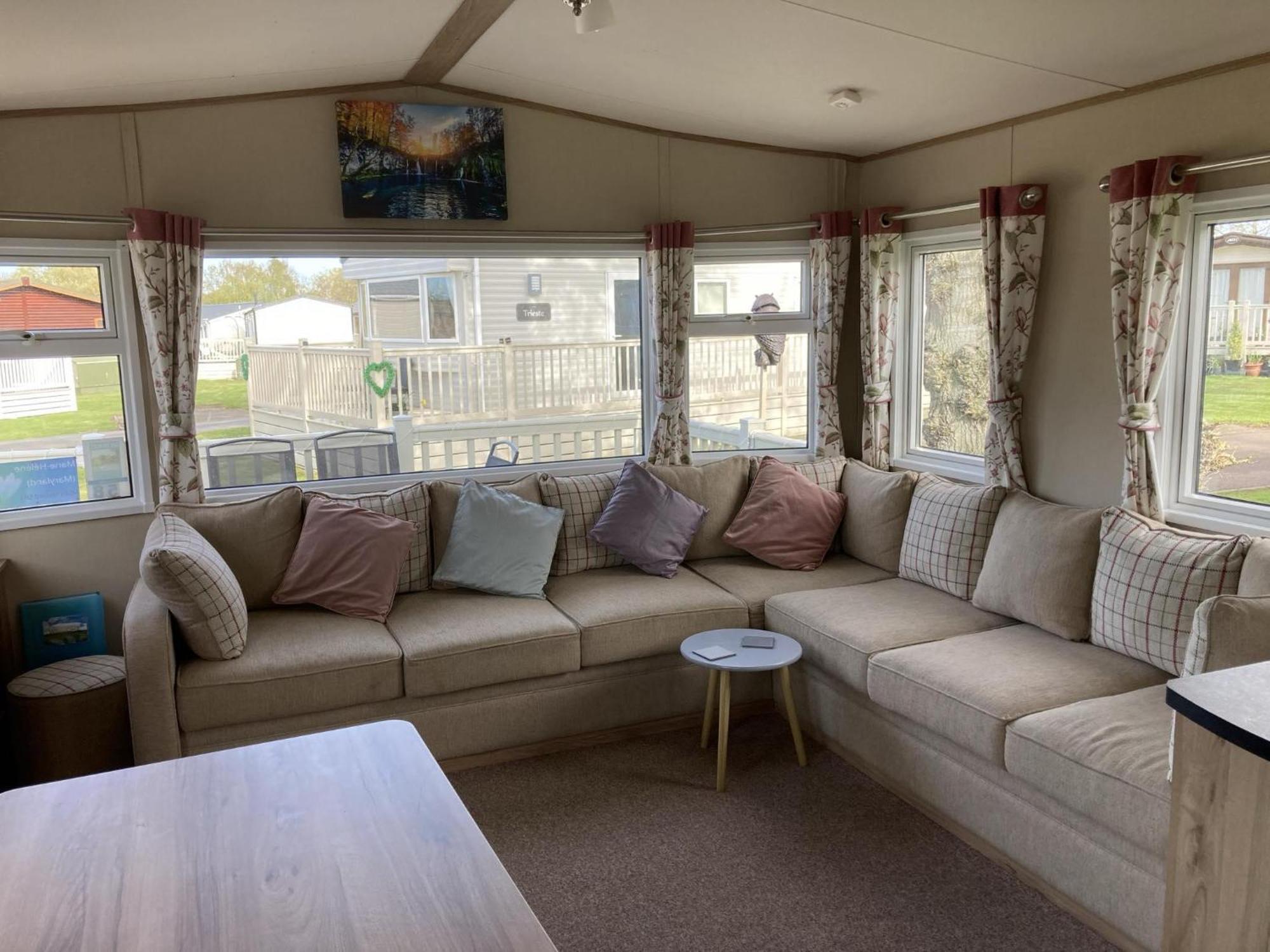 Lovely 6 Berth Caravan With Decking At Carlton Meres In Suffolk Ref 60058M Saxmundham Zewnętrze zdjęcie