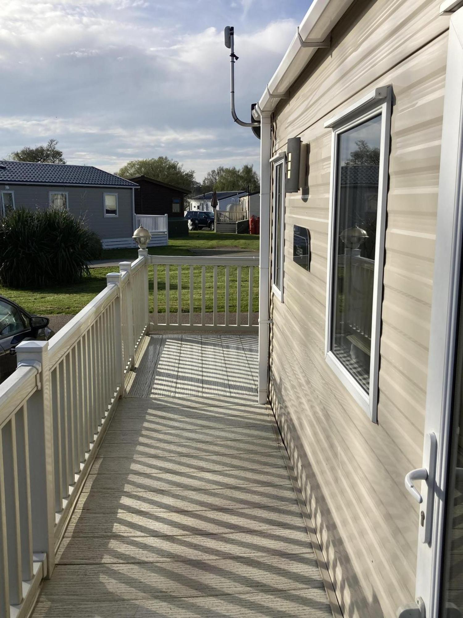 Lovely 6 Berth Caravan With Decking At Carlton Meres In Suffolk Ref 60058M Saxmundham Zewnętrze zdjęcie