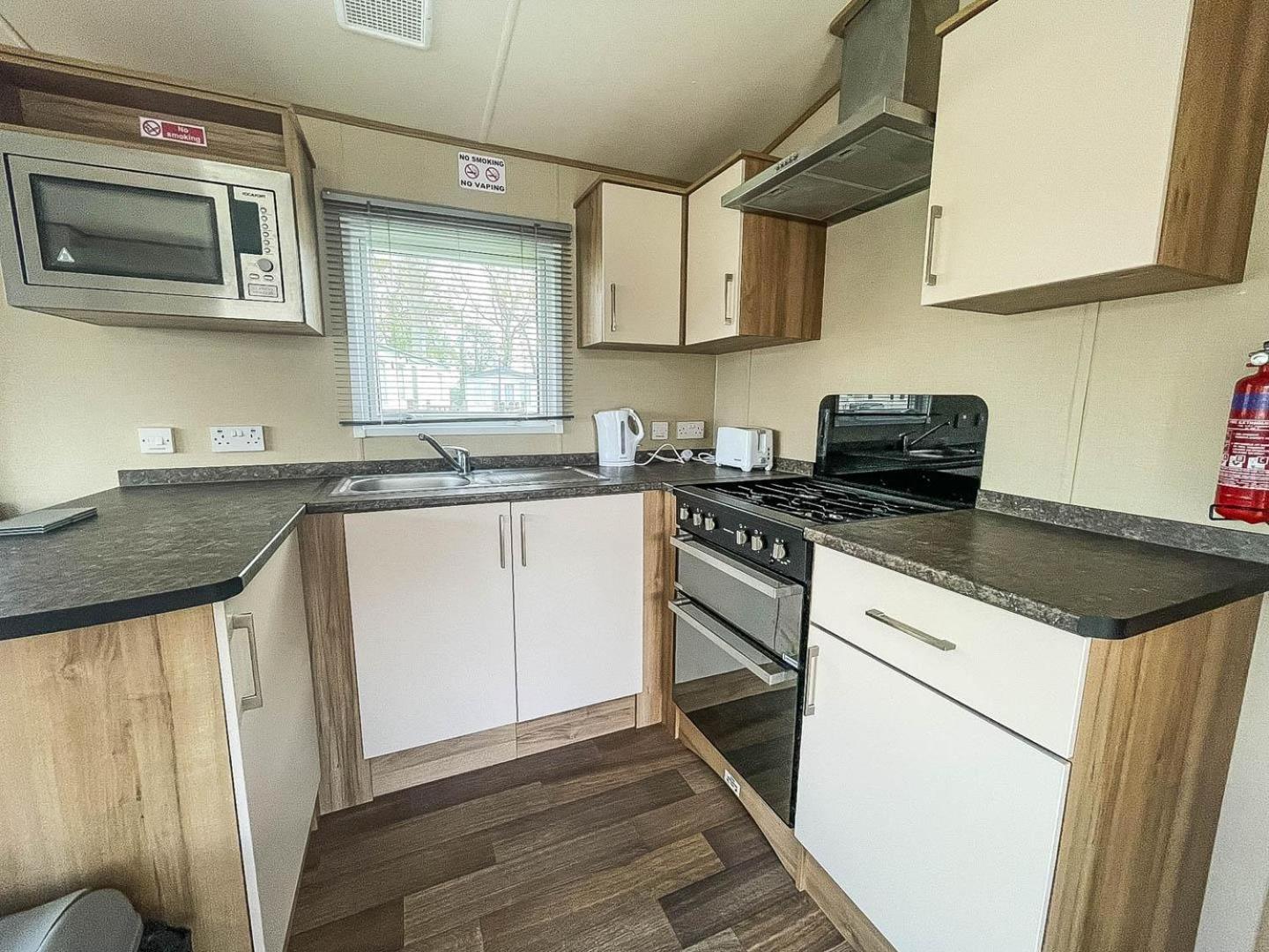 Lovely 6 Berth Caravan With Decking At Carlton Meres In Suffolk Ref 60058M Saxmundham Zewnętrze zdjęcie