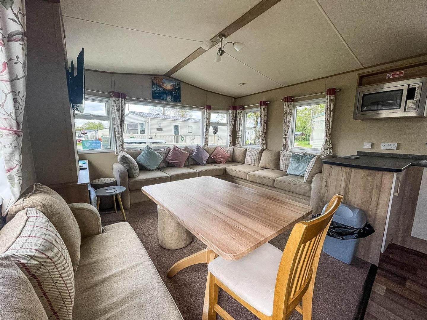Lovely 6 Berth Caravan With Decking At Carlton Meres In Suffolk Ref 60058M Saxmundham Zewnętrze zdjęcie