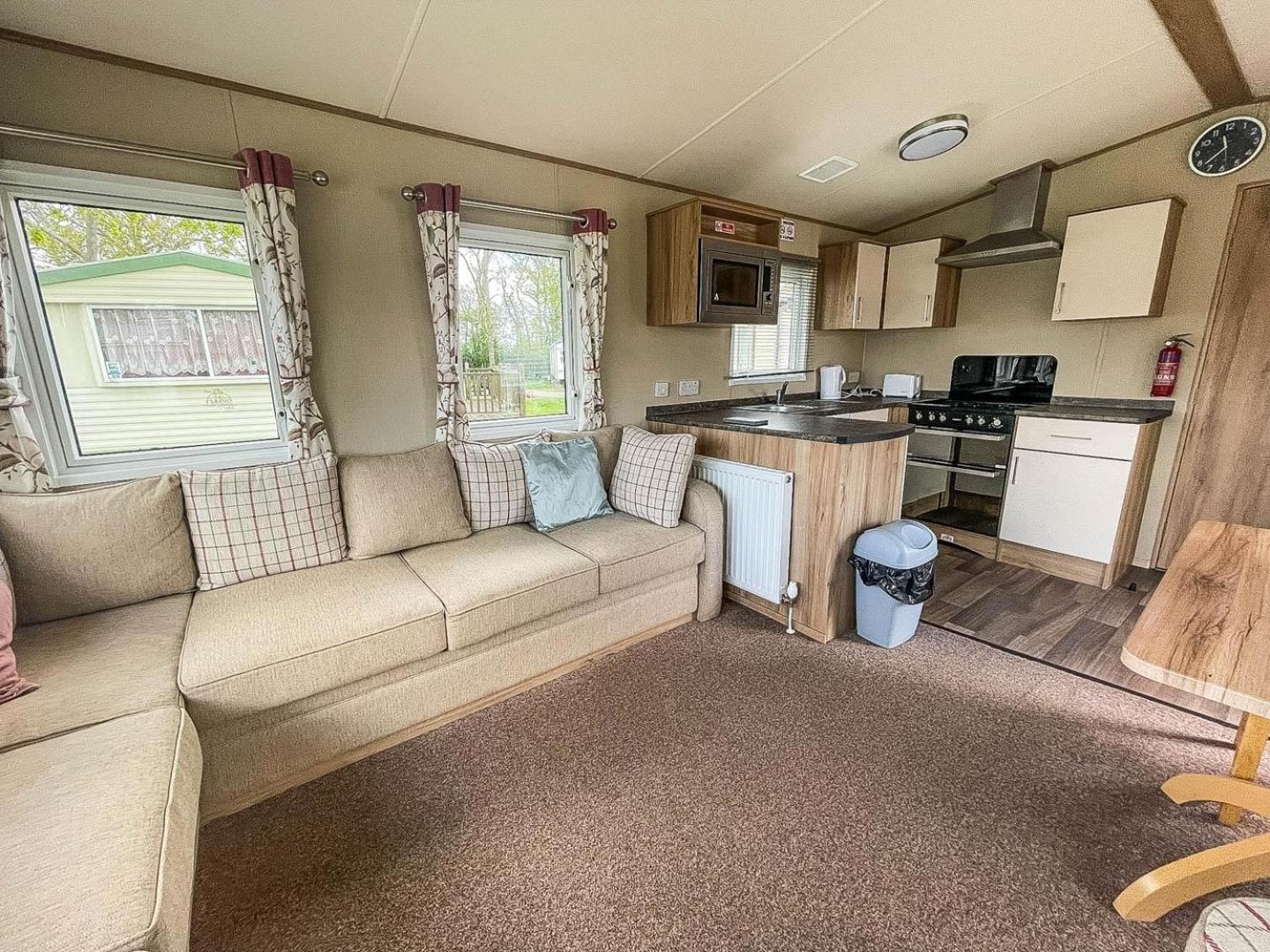 Lovely 6 Berth Caravan With Decking At Carlton Meres In Suffolk Ref 60058M Saxmundham Zewnętrze zdjęcie