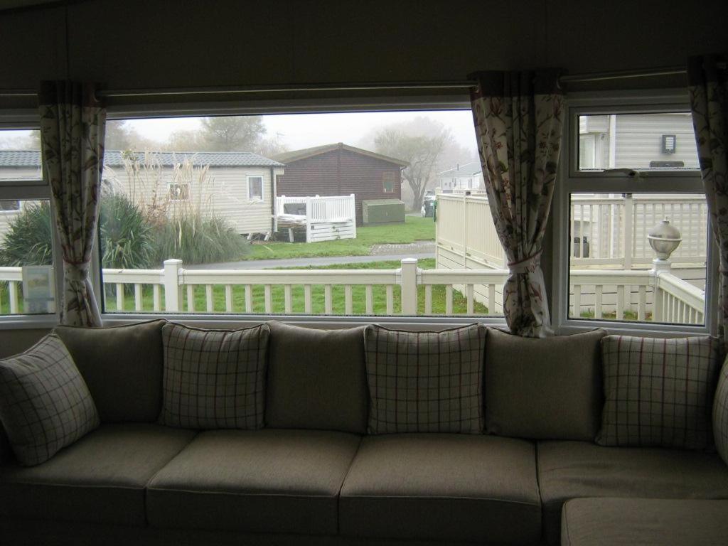 Lovely 6 Berth Caravan With Decking At Carlton Meres In Suffolk Ref 60058M Saxmundham Zewnętrze zdjęcie