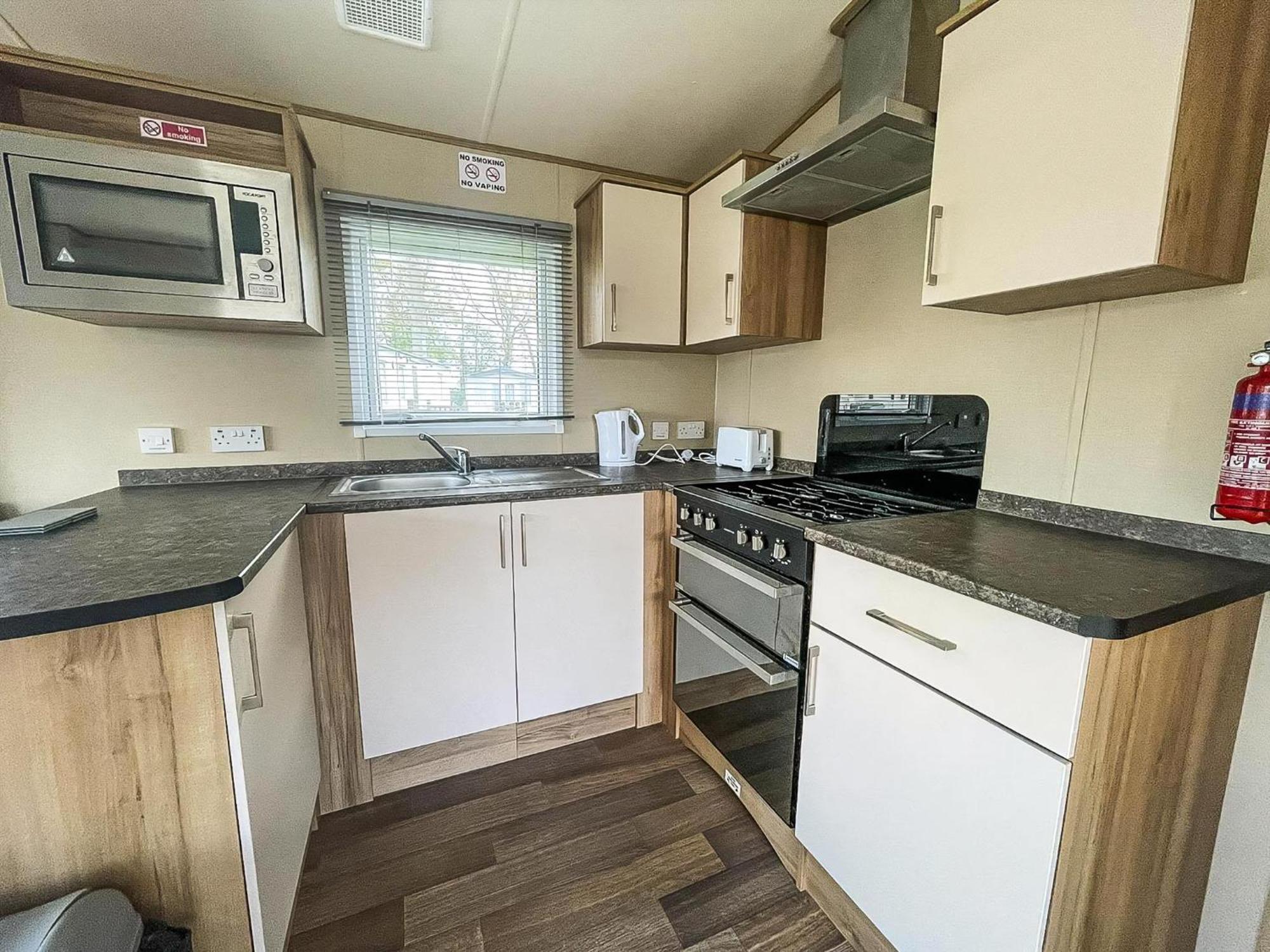 Lovely 6 Berth Caravan With Decking At Carlton Meres In Suffolk Ref 60058M Saxmundham Zewnętrze zdjęcie