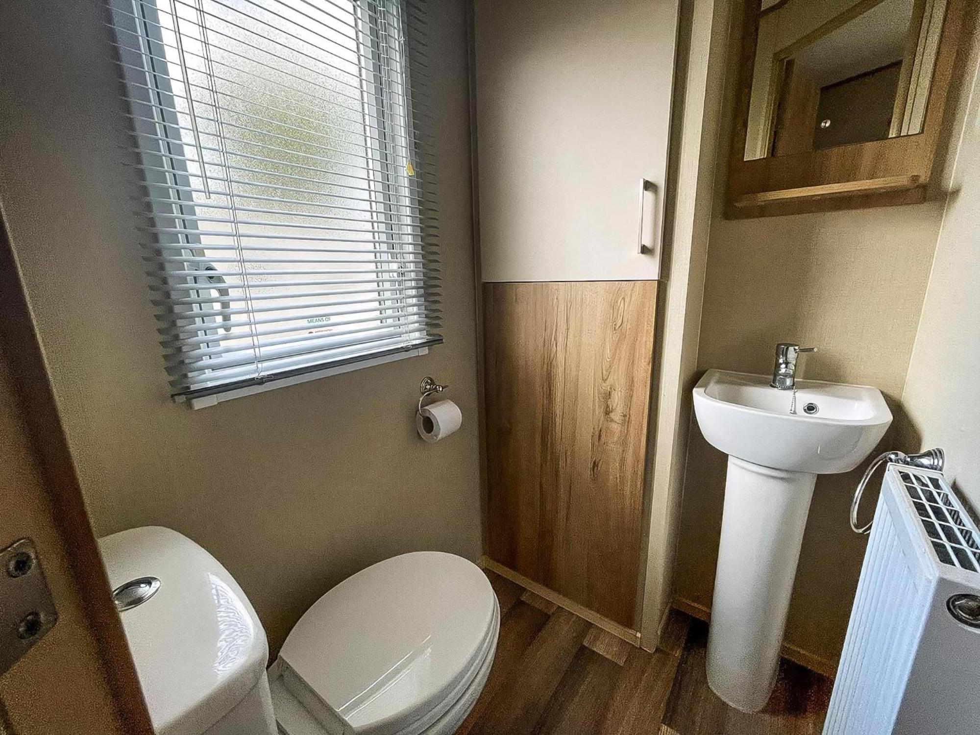 Lovely 6 Berth Caravan With Decking At Carlton Meres In Suffolk Ref 60058M Saxmundham Zewnętrze zdjęcie