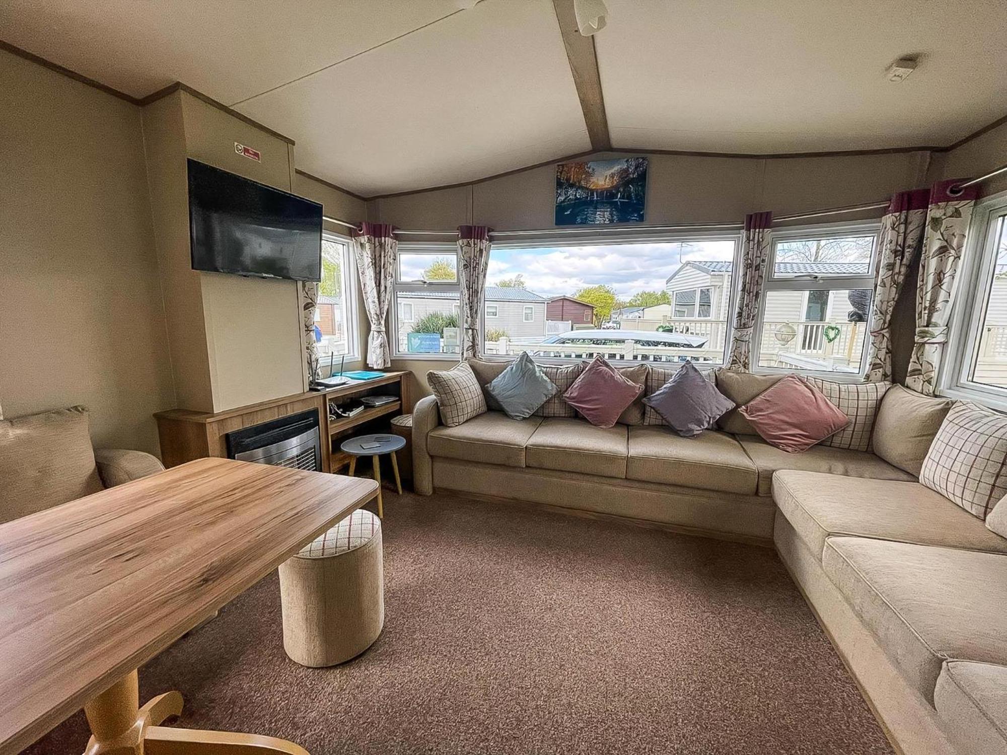 Lovely 6 Berth Caravan With Decking At Carlton Meres In Suffolk Ref 60058M Saxmundham Zewnętrze zdjęcie