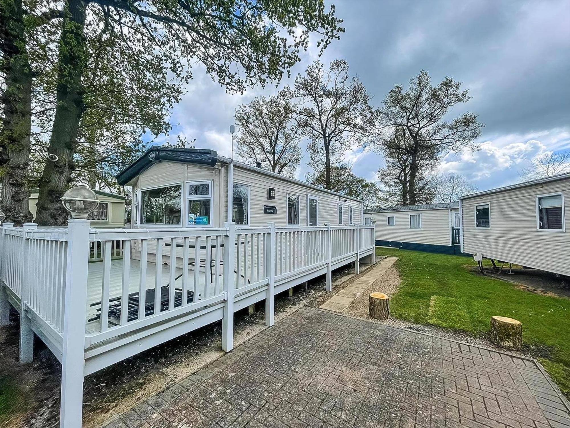 Lovely 6 Berth Caravan With Decking At Carlton Meres In Suffolk Ref 60058M Saxmundham Zewnętrze zdjęcie